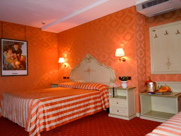 Hotel Lux : photo 1 de la chambre chambre triple avec salle de bains privative