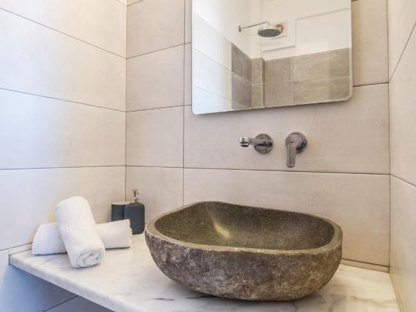 Orpheas Rooms : photo 6 de la chambre chambre triple - rez-de-chaussée