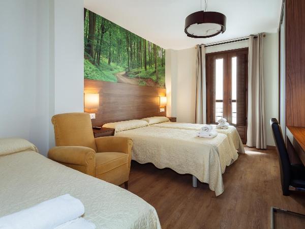 Hostal Arriola : photo 3 de la chambre chambre triple avec salle de bains privative