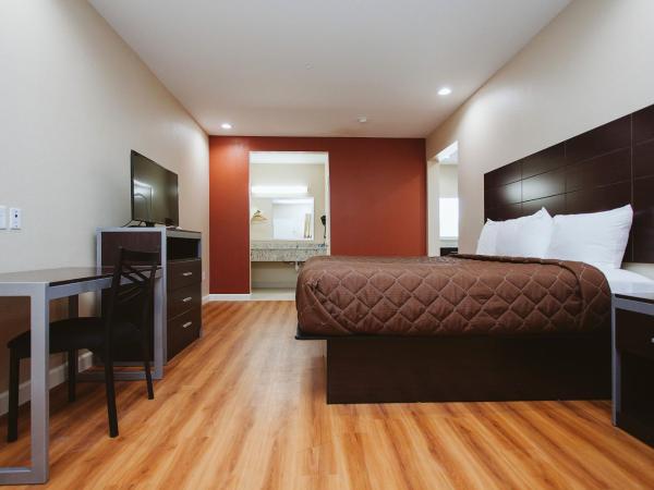 Palace Inn Houston Northwest 290 : photo 5 de la chambre suite deluxe avec lit king-size