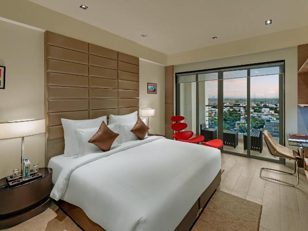 Wyndham Ahmedabad Shela : photo 4 de la chambre grand deluxe suite, 2 bedrooms, balcony, living room, city or garden view, non-smoking