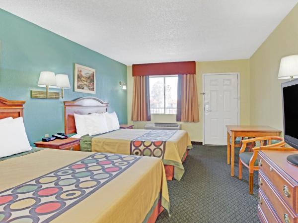 Super 8 by Wyndham Tucson Downtown Convention Center : photo 1 de la chambre chambre 2 lits queen-size - non-fumeurs