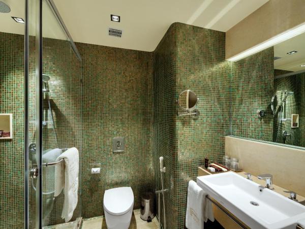 Wyndham Ahmedabad Shela : photo 5 de la chambre grand deluxe suite, 2 bedrooms, balcony, living room, city or garden view, non-smoking