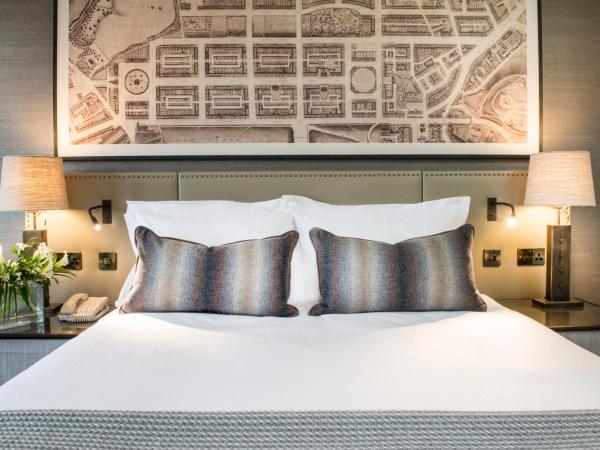 InterContinental Hotels - Edinburgh The George, an IHG Hotel : photo 2 de la chambre hébergement confortable avec 1 lit double