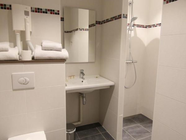 Logis Hôtel - La Chambre d'Amiens : photo 1 de la chambre chambre triple classique