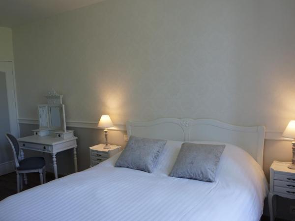 Manoir 1685 Saint Malo : photo 3 de la chambre chambre lit queen-size - vue sur jardin