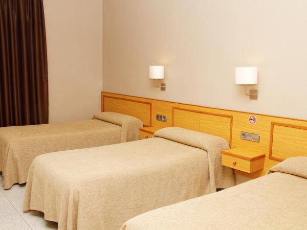 Hostal Nuevo Colon : photo 4 de la chambre chambre triple avec salle de bains