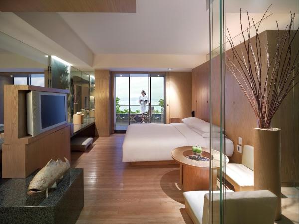 Grand Hyatt Hong Kong : photo 2 de la chambre chambre lit king-size avec terrasse - vue sur port