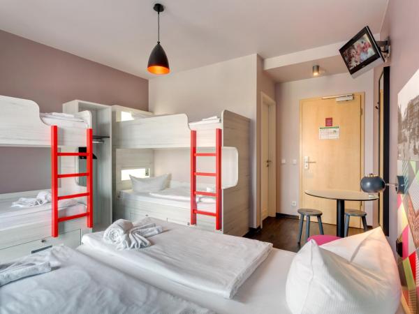 MEININGER Hotel Berlin Alexanderplatz : photo 4 de la chambre hébergement 6 lits