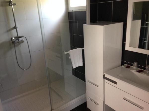 Hôtel les Arbousiers : photo 5 de la chambre chambre familiale