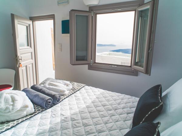 Modernity Suites : photo 3 de la chambre junior suite with a private jacuzzi & caldera view