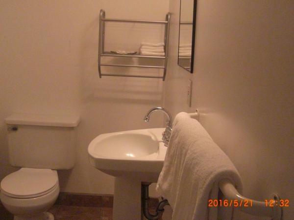 Auberge St-Louis : photo 1 de la chambre chambre lit queen-size avec canapé-lit et salle de bains privative