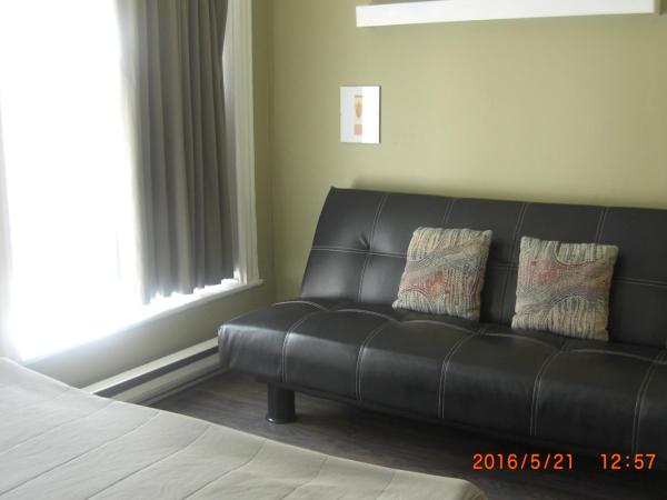 Auberge St-Louis : photo 2 de la chambre chambre lit queen-size avec canapé-lit et salle de bains privative