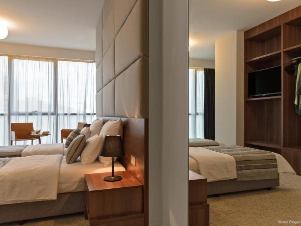 Priska Med Luxury Rooms : photo 4 de la chambre chambre double ou lits jumeaux supérieure avec vue sur ville