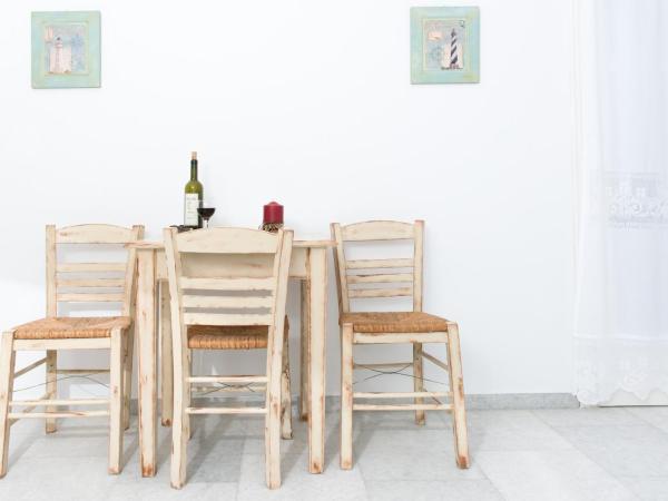 Fragias Studios & Apartments : photo 7 de la chambre appartement familial 1 chambre avec balcon privé