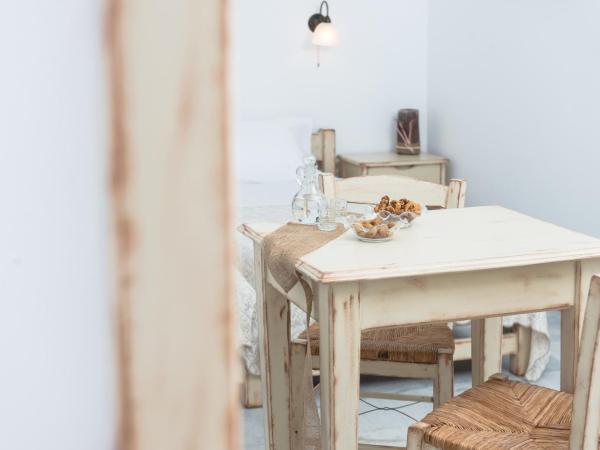 Fragias Studios & Apartments : photo 1 de la chambre studio deluxe avec balcon privé