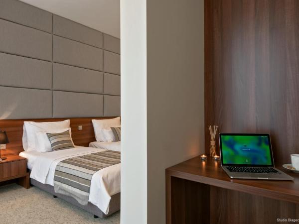 Priska Med Luxury Rooms : photo 10 de la chambre chambre double ou lits jumeaux supérieure avec vue sur ville