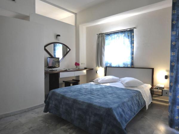 Rodon Hotel : photo 6 de la chambre chambre triple - vue sur la piscine