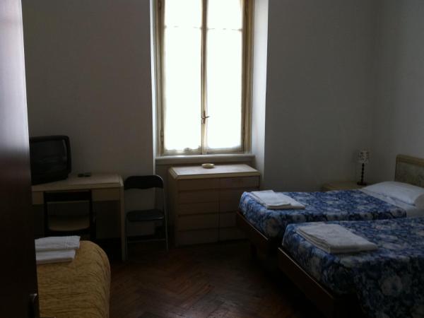 Hotel Gambara : photo 3 de la chambre chambre triple avec salle de bains commune