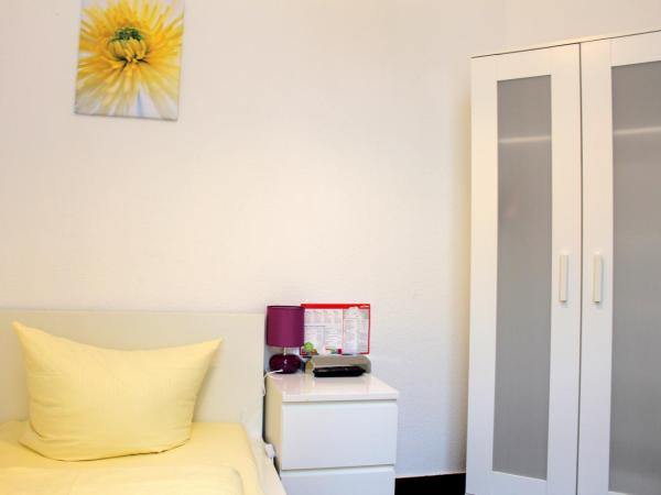 Pension Central Hostel Berlin : photo 1 de la chambre petite chambre simple - salle de bains commune