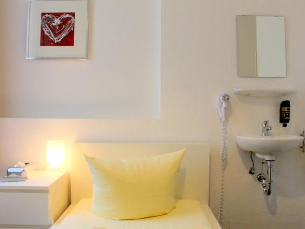 Pension Central Hostel Berlin : photo 5 de la chambre chambre simple avec salle de bains commune