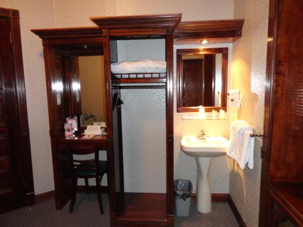Hotel 31 Extended Stay : photo 7 de la chambre chambre lits jumeaux avec salle de bains commune