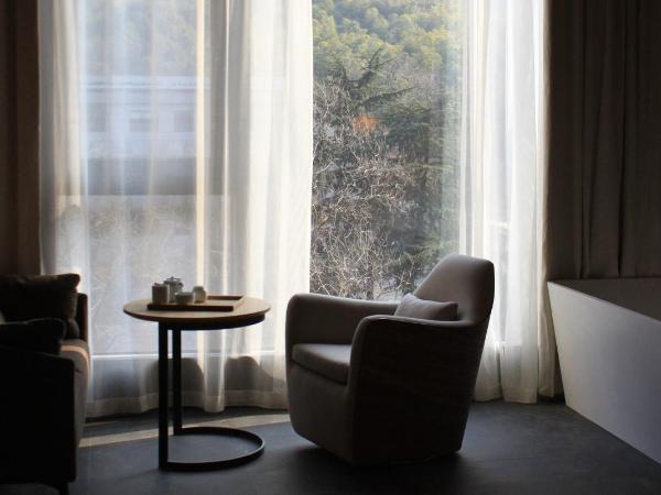 The Nook Hotel Hangzhou - A design hotel, Near subway : photo 6 de la chambre executive room with mountain view-free minibar and free daily afternoon tea