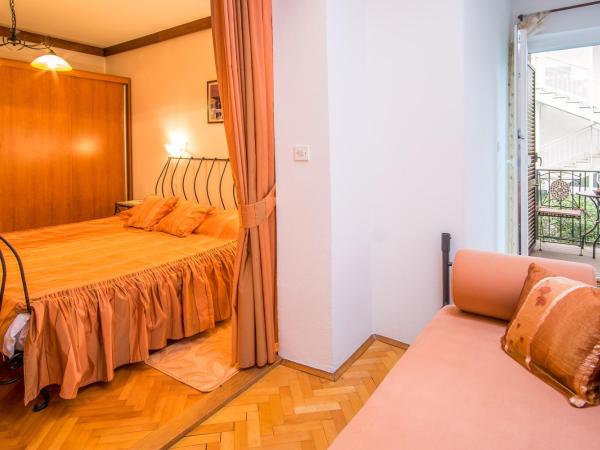 Guesthouse Villa Maria : photo 2 de la chambre chambre double avec salle de bains privative