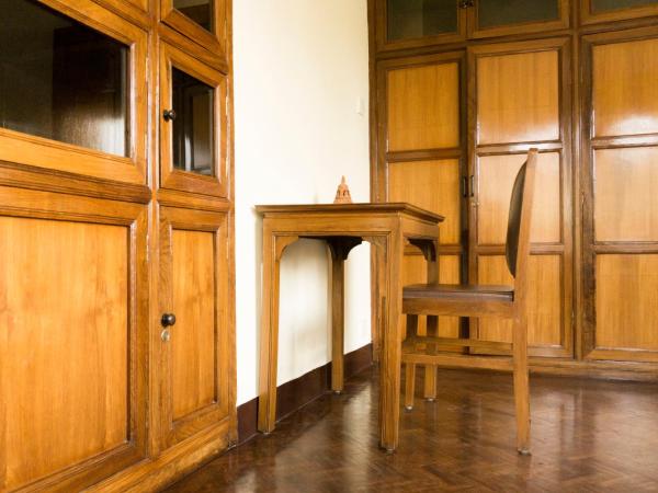 Swayambhu View Guest House : photo 2 de la chambre chambre lit king-size - vue sur montagne