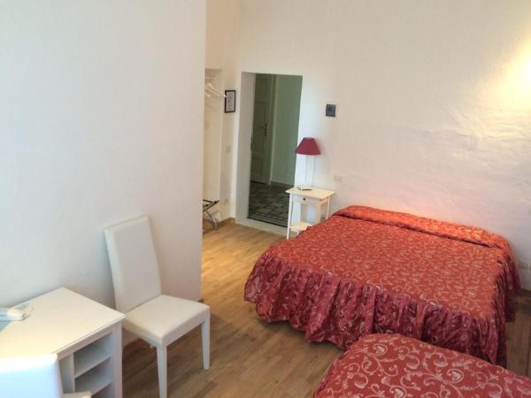 Relais La Corte dei Cavalieri : photo 4 de la chambre chambre triple basique