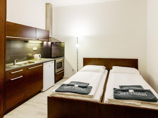 eFi Palace Hotel : photo 2 de la chambre standard room with windows facing a noisy street