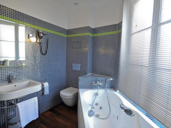 Hotel Le Rayon Vert : photo 4 de la chambre chambre triple avec baignoire spa - vue sur ville