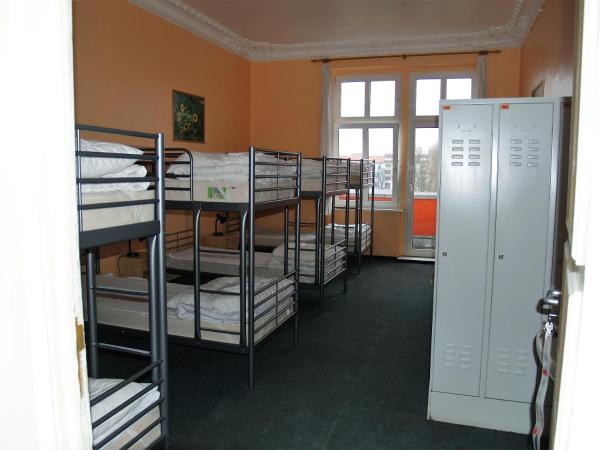 Happy Go Lucky Hotel + Hostel : photo 4 de la chambre lit simple dans dortoir 8 ou 10 lits avec salle de bains commune 