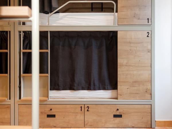 A Room In The City Hostel : photo 2 de la chambre lit simple dans dortoir mixte de 6 lits avec salle de bains commune