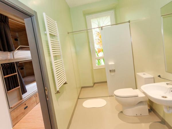 A Room In The City Hostel : photo 2 de la chambre chambre 6 lits avec salle de bains privative