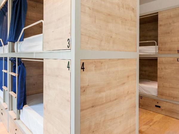 A Room In The City Hostel : photo 1 de la chambre lit dans un dortoir mixte de 12 lits avec salle de bains commune