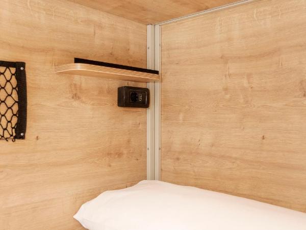 A Room In The City Hostel : photo 4 de la chambre chambre quadruple avec lits superposés et salle de bains privative