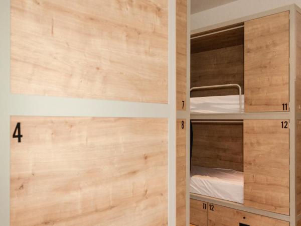 A Room In The City Hostel : photo 2 de la chambre lit dans un dortoir mixte de 12 lits avec salle de bains commune