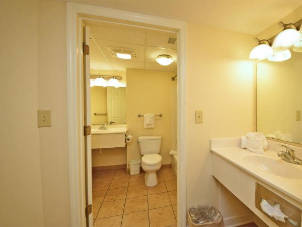 Holiday Sands at South Beach : photo 4 de la chambre condo 1 chambre avec salle de bains, lit king-size et lit escamotable - t31 - vue latérale sur environs