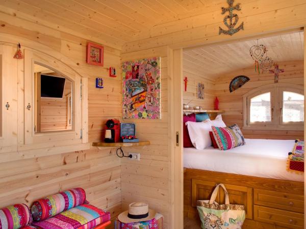 Lodge Sainte Helene Adult only : photo 3 de la chambre roulotte supérieure - vue sur lac