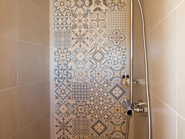 Lodge Sainte Helene Adult only : photo 9 de la chambre roulotte supérieure - vue sur lac