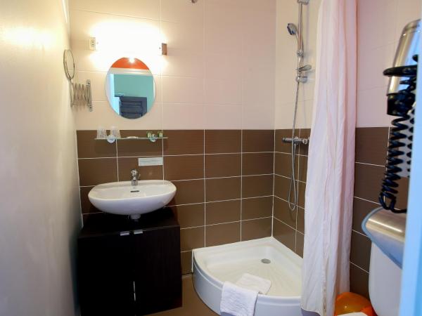 Hôtel De France - Restaurant L'insolite : photo 1 de la chambre chambre double ou lits jumeaux - vue sur ville