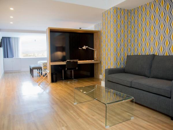 Hotel Tres Reyes Pamplona : photo 4 de la chambre chambre familiale (2 adultes et 2 enfants)