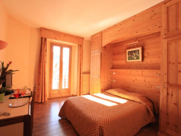 Grand Hotel de Valloire et du Galibier : photo 2 de la chambre chambre double avec baignoire et balcon

