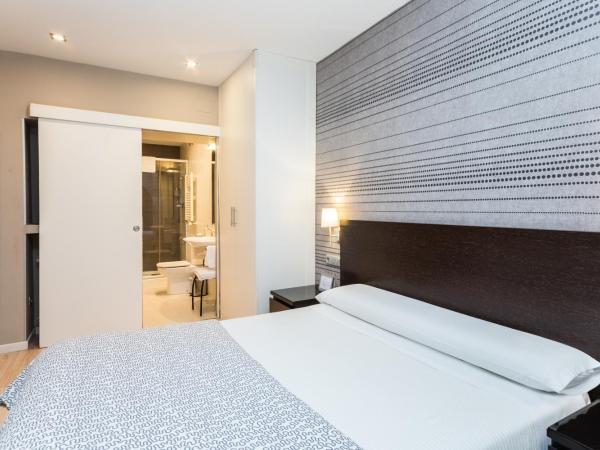 Pensión Altair : photo 2 de la chambre chambre double avec salle de bains privative