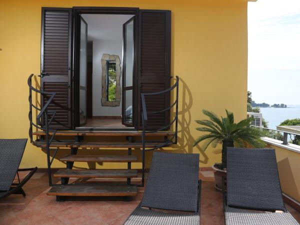 Rooms Figarola : photo 9 de la chambre chambre double avec terrasse - vue sur jardin