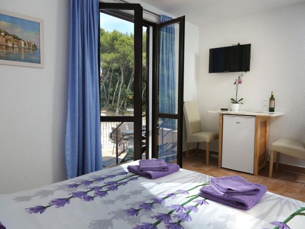 Rooms Figarola : photo 4 de la chambre chambre double avec terrasse - vue sur jardin