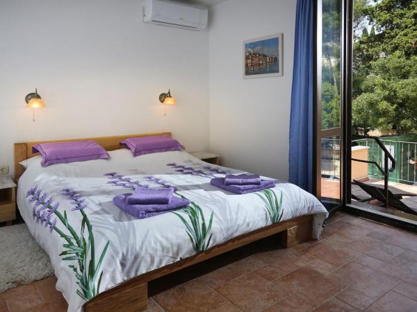 Rooms Figarola : photo 2 de la chambre chambre double avec terrasse - vue sur jardin