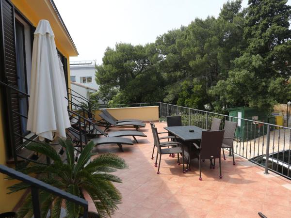 Rooms Figarola : photo 8 de la chambre chambre double avec terrasse - vue sur jardin