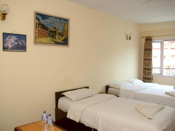 Kathmandu Madhuban Guest House : photo 3 de la chambre chambre familiale avec balcon